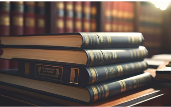 Caixa aberta armazenando comidas diversas